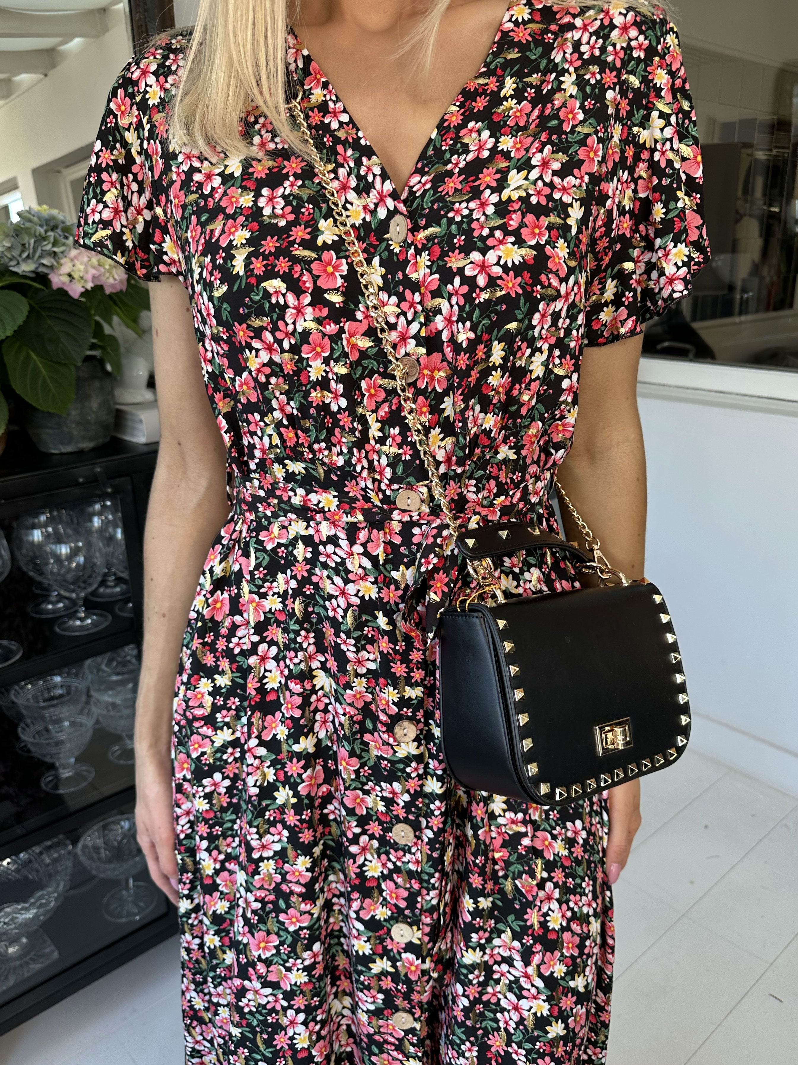 Diora - Blomstret kjole med knapper og bindebånd